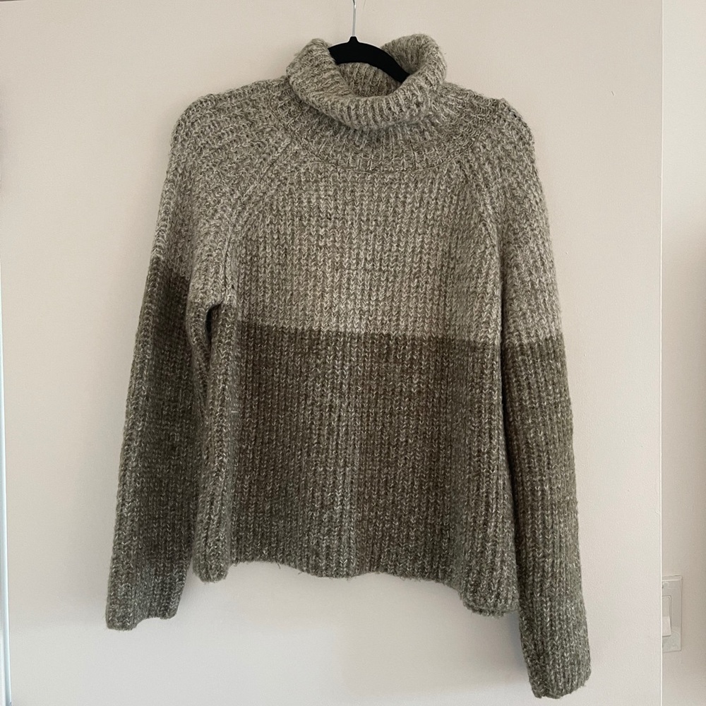 Green woven turtleneck sweater! 2 toned.